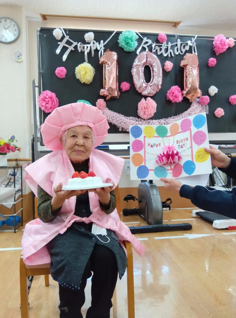 阿野田DS 101歳のお祝い！ | 特別養護老人ホーム 亀寿苑